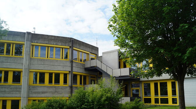Das Gymnasium Gammertingen mit neuer Fluchttreppe.   FOTO: WURSTER