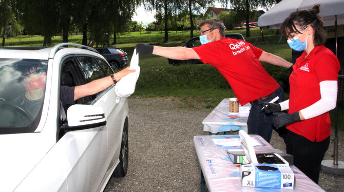 Statt Bierzelt: Das Drive-in-Angebot des TSV Ödenwaldstetten erfuhr gestern eine riesige Resonanz.  FOTOS: LEIPPERT