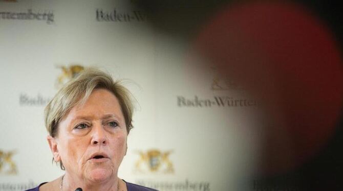 Susanne Eisenmann spricht zur Presse