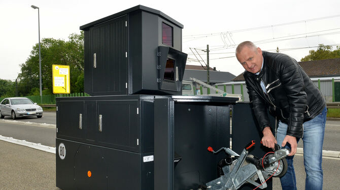 Ganz schön schwer: 1375 Kilo wiegt »Fritz«, der neue Mitarbeiter von Peter Christiansen, dem Leiter der Bußgeldstelle.  FOTO: NI