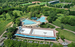 kein wasser, keine Besucher: Noch ist das Reutlinger Freibad nicht für den öffentlichen Betrieb freigegeben.  LUFTBILD: MANFRED