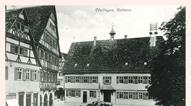 Das Pfullinger Rathaus I in seiner ursprünglichen Größe. Die Aufnahme ist etwa 1910 entstanden.  FOTO: SAMMLUNG BADER