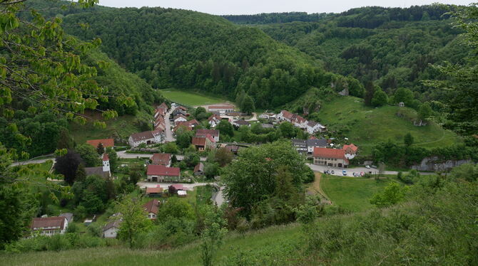 Kleines Dorf, große Geschichte: Seeburg vom Hardtberg aus gesehen. Von links kommt das Fischburgtal, von oben (beim Sportplatz)