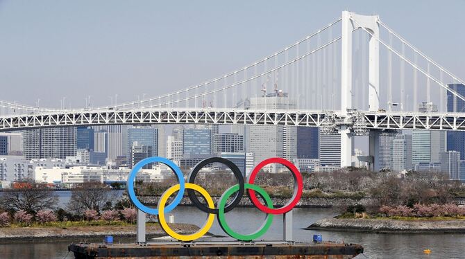 Noch lebt der olympische Traum vor der Regenbogenbrücke in Tokio. Aber ist 2021 das Coronavirus im Griff? FOTO: DPA