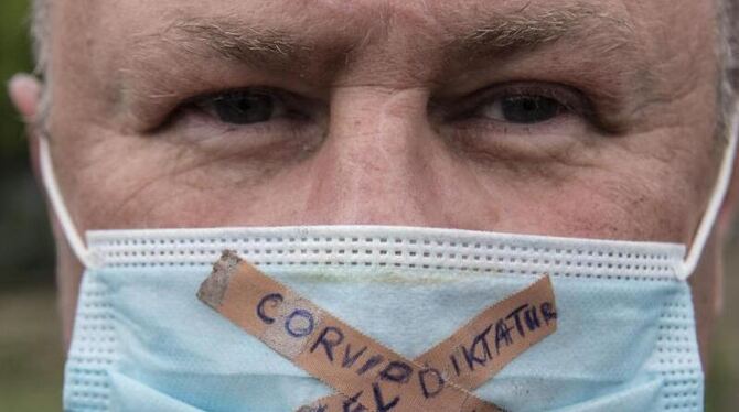 Beklebter Mundschutz