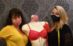 Wenn Silke Brucklacher (links) und Tamara Kronschnabel ein Exemplar ihrer »Mauldäschle« zeigen, springt ihnen das diebische Verg