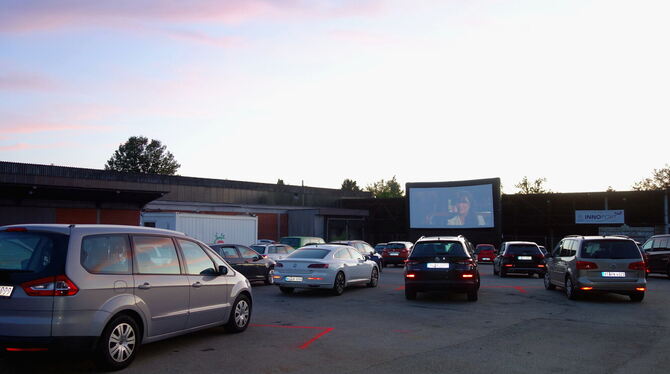 60 Autos vor einer Leinwand: Die erste Vorstellung war regenfrei.