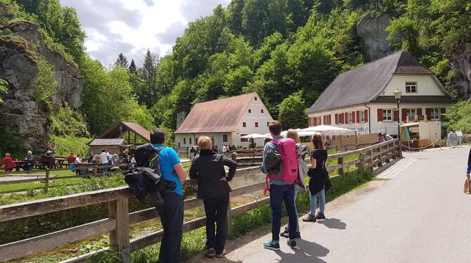 In Wimsen ist viel los am Wochenende. Mit Außengastronomie und Genussmarkt, Platz fürs selbst mitgebrachte Vesper genießen die M