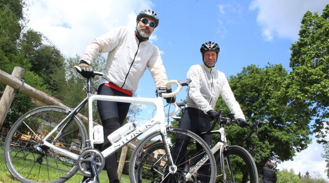 Bernd Angelmeier und Ulf Schlenker machen Station am Lagerhaus in Dapfen.