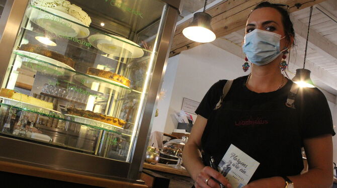 Mareike Läpple sorgt für die Gäste im Lagerhaus – mit Gesichtsmaske.