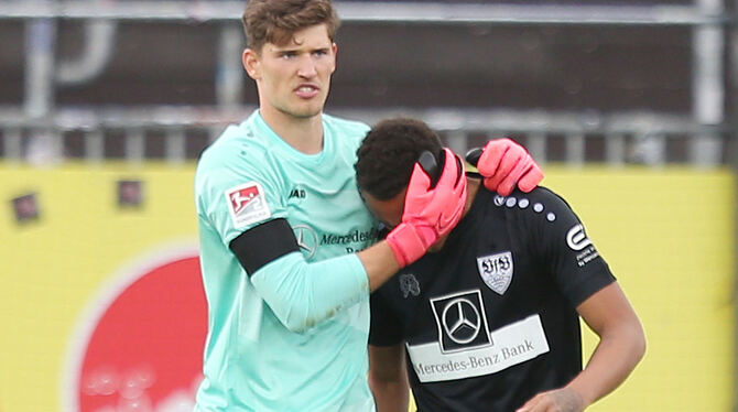 Tief enttäuscht: VfB-Torhüter Gregor Kobel (links) versucht, Roberto Massimo zu trösten.  FOTO: EIBNER