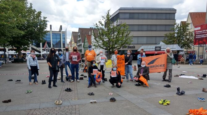 Schuhe auf dem Marktplatz:: Demonstrierende erinnern an die Lage in den Flüchtlingscamps vor den Toren Europas. FOTO: BÖHM