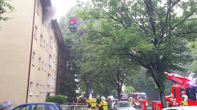 In einem Mehrfamilienhaus in der Pfullinger Römerstraße war am Mittag eine Küche in Brand geraten.