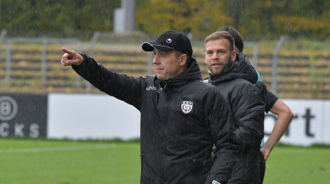 SSV-Trainer Maik Schütt und »Co« Philipp Reitter (hinten) haben auf Gehalt verzichtet.   FOTO: MEYER