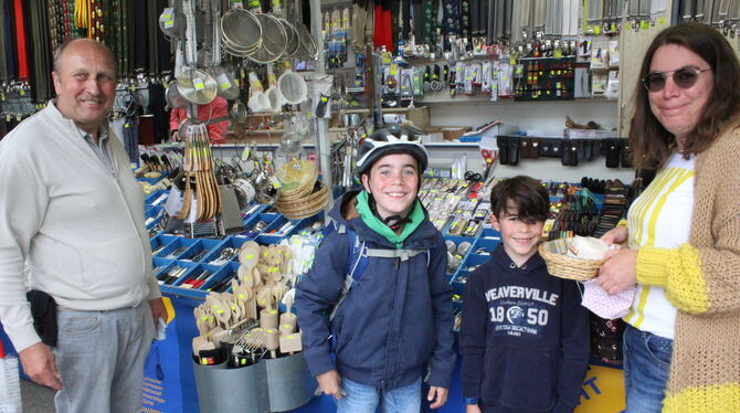 Leo, Ben und Stefanie Schneider kaufen beim Krämermarkt in Willmandingen bei Rudolf Kleinknecht (links) ein. FOTO: FISCHER