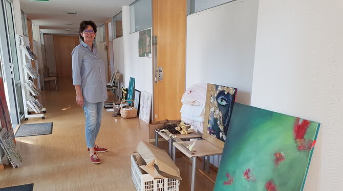 Gabriele Stimmler bei der Vorbereitung ihrer Ausstellung im Rathaus in Bempflingen, eine Schau mit Bildern und Skulpturen: Coron