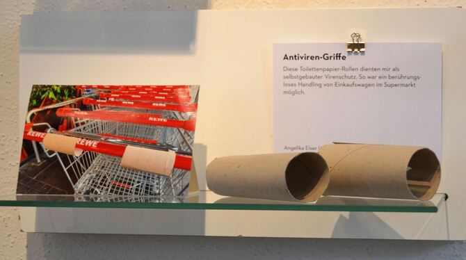Zwei Papprollen, die als Anti-Viren-Schutz bei Einkaufswagen dienten.  FOTO: VEY