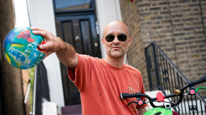Dominic Cummings, Berater des britischen Premierministers Johnson, vor seinem Haus.  FOTO: DPA
