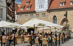 Alles auf Abstand auch im Café am Markt: Die meisten Gäste haben sich mit den strengen Auflagen arrangiert. FOTOS: NIETHAMMER
