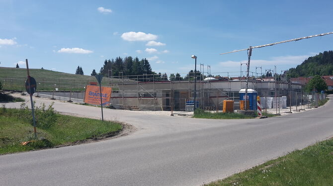 Der Verkehr im Eingangsbereich des Kinderhauses wird unter anderem mit einer Querungshilfe und Tempo 30 entschärft.  FOTO: SCHRA