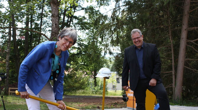 Difäm-Direktorin Gisela Schneider und Baubürgermeister Cord Soehlke beim Spatenstich.  FOTO: STURM