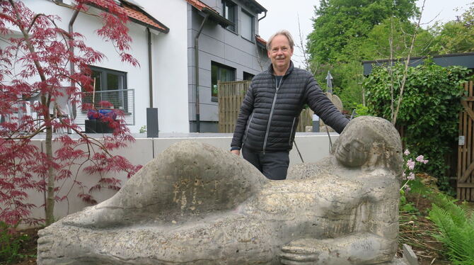 Raach-Döttingers »Liegende« fiel bereits auseinander, als Peter Hespeler (hinten) sich der Skulptur annahm.  FOTOS: KNAUER