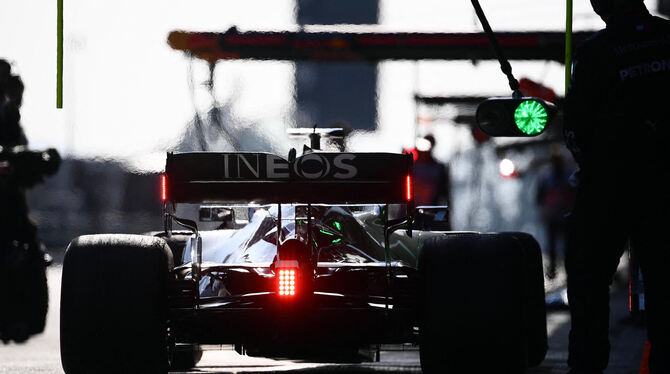 Noch stehen für die Formel 1 – im Bild Mercedes und Titelverteidiger Lewis Hamilton – die Zeichen nicht auf Grün.  FOTO: WITTERS