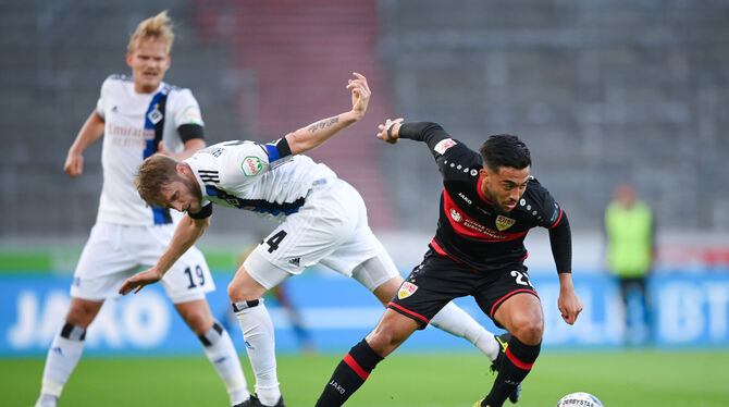 Drei Torschützen unter sich: Joel Pohjanpalo (hinten links), Aaron Hunt (Mitte) vom HSV und der Stuttgarter Nicolas Gonzalez. F Drei Torschützen unter sich: Joel Pohjanpalo (hinten links), Aaron Hunt (Mitte) vom HSV und der Stuttgarter Nicolas Gonzalez. F