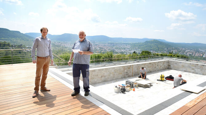 Dominic Heyden, Direktor des Achalm-Hotels, bespricht mit Hans Maichle (rechts) den Fortgang der Poolrenovierung. Ab 6. Juni dür