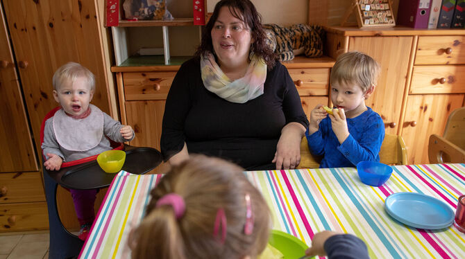 Schritt in Richtung Normalität: Tagesmütter (und -väter) dürfen Kinder seit Anfang dieser Woche wieder betreuen. FOTO: DPA