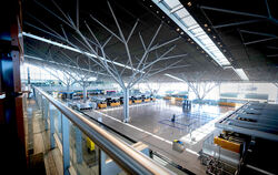 Wo normalerweise vor Pfingsten reger Andrang herrscht, nun gähnende Leere: die Abflughalle des Stuttgarter Flughafens.  FOTO: LG