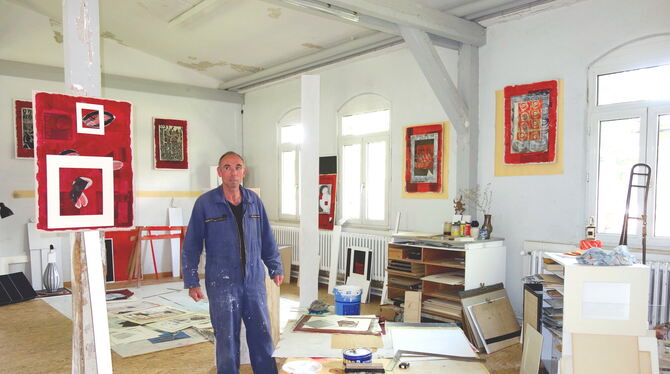 Der Künstler Andreas Forster in seinem Atelier. Dieses ist Bestandteil der Ausstellung im BT24.  FOTO: BÖHM