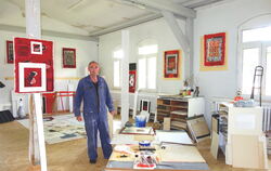 Der Künstler Andreas Forster in seinem Atelier. Dieses ist Bestandteil der Ausstellung im BT24.  FOTO: BÖHM