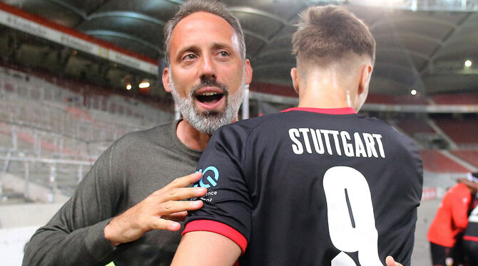 Körpernaher Jubel nach dem späten 3:2-Erfolg gegen den HSV: VfB-Coach Pellegrino Matarazzo (links) und Sasa Kalajdzic.  FOTO: WI