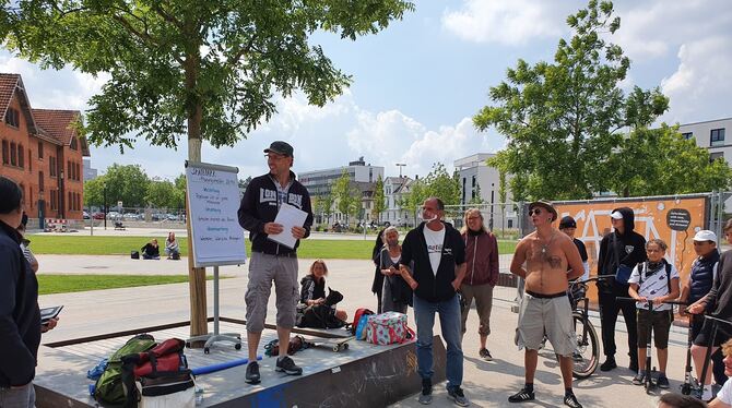 Rege Diskussionsrunde zwischen Vertretern des Jugendcafés, der Reutlinger Jugendhäuser und den Jugendlichen, die sich die Öffnun