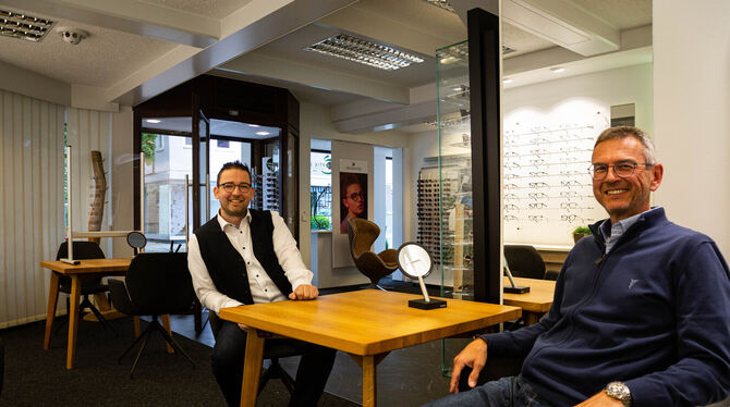 Seit mehr als einem Jahr führt Silvio Flemmig (links) das Optikergeschäft von Peter Jacobs fort. Die beiden verstehen sich gut.