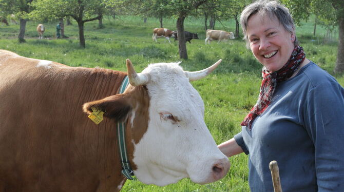 Glückliche Kuh, glückliche Bäuerin: Marlene liefert die Milch, die Elisabeth Engst für ihren Käse braucht. Gemolken wird draußen