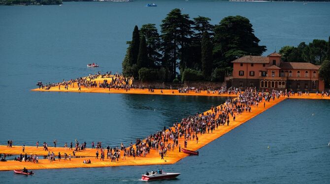 2016 umgab Christo Inseln im Iseosee in Italien mit farbigen schwimmenden Stegen und verband sie mit dem Festland. Der Zustrom v