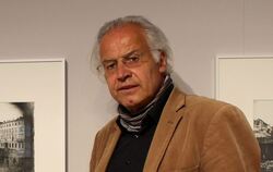 Kulturamtsleiter  Werner Ströbele in der Sonderaussstellung, die Stereoskopie- fotografien des  Norwegers Knud Knudsen zeigt. 19