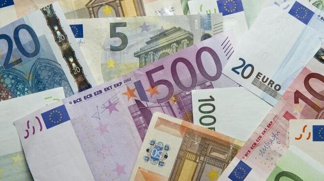Zahlreiche Euro-Banknoten liegen auf einem Haufen