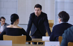 Szene aus »Faustdick«: Patrick (Martin Kaps) leitet als Hochstapler einen Kurs mit Arbeitssuchenden.   FOTO: HYWOOD 
