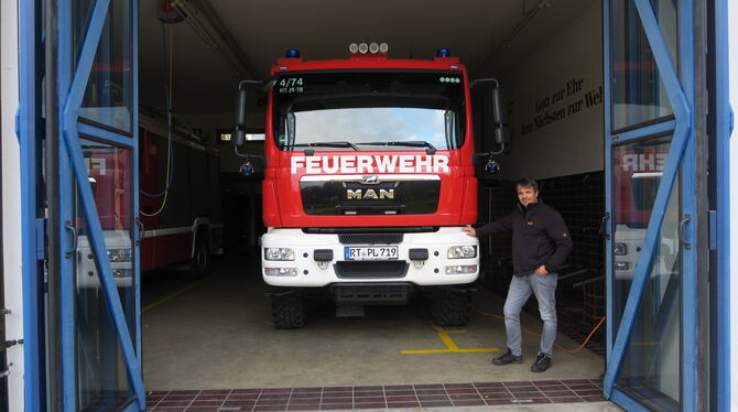 Kommandant Matthias Lutz ist stolz auf den neuen Logistikwagen, der sehr lange Wasserschläuche transportieren kann. Mittelfristi