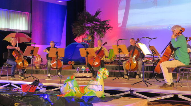 Mit Palme und Sonnenschirm: Die Cellisten der WPR bei einem Probedurchlauf für die Corona-Ersatzkonzertreihe »Die Insel«.  FOTO: