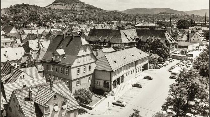 Eines von vielen Bildern, die das Stadtarchiv auch online zeigt: Der Ledergraben vor der Neugestaltung 1964.
