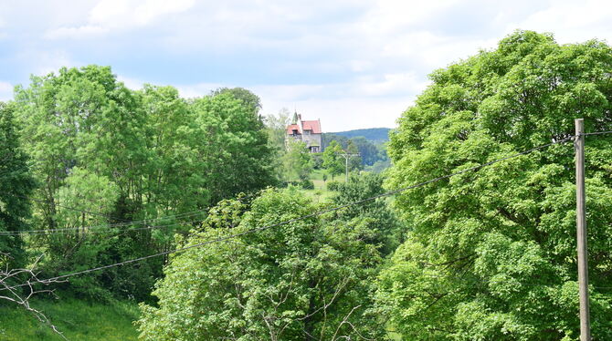 Am Ende der Uhenfelssteige wartet das Hofgut Uhenfels mit einem weiten Blick hinüber zum Schloss Uhenfels.