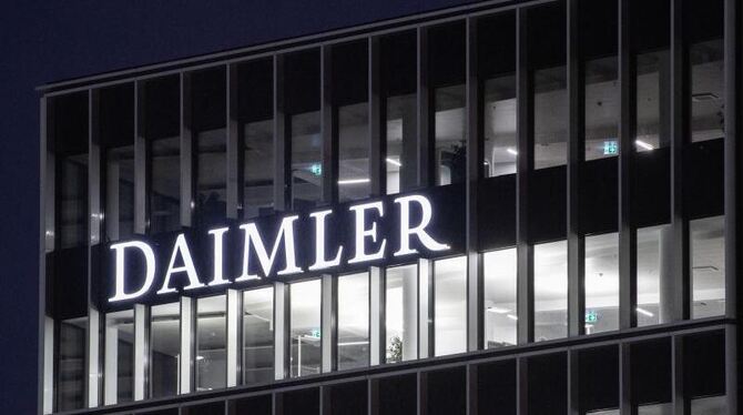 Das Logo der Daimler-AG ist an der Konzernzentrale zu sehen