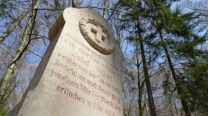 Ein Gedenkstein erinnert an das Verbrechen: Der knapp zwölfjährige Josef Wiker starb wegen einer silbernen Uhr.  FOTO: SCHÖLL