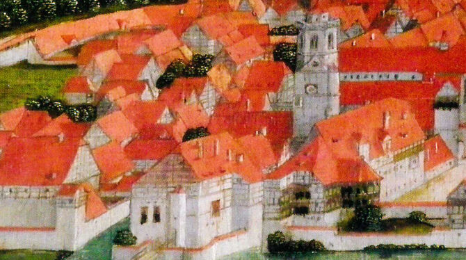 Das Uracher Wasserschloss (vorne) in einer Abbildung aus dem 16. Jahrhundert. Sie hängt in der Amanduskirche.  FOTO: STAATLICHE