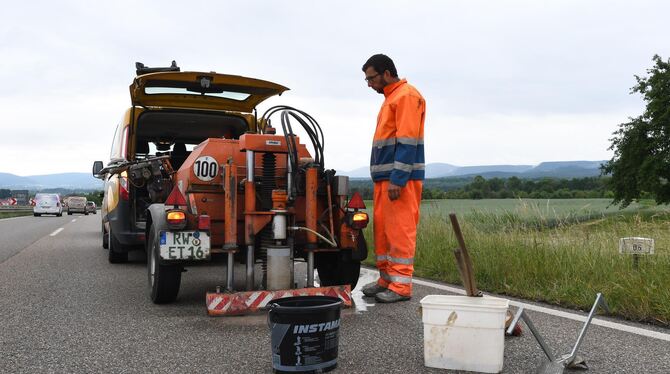 Der Bohrer für die Probenentnahme der Fahrbahndecke der B28 ist auf einem Anhänger montiert.