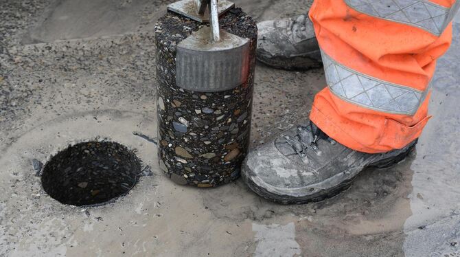 So sieht die Probe der verschiedenen Asphaltschichten aus, die dann im Labor untersucht wird.